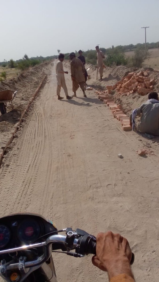 Bashambloch's tweet photo. بیروٹ مندوانی سڑک
#PP285
خواجہ داؤد سلیمانی صاحب اس شہر کی ترقی میں تفریق نہیں ہوگی انشاء اللہ https://t.co/PpO72tqL2C