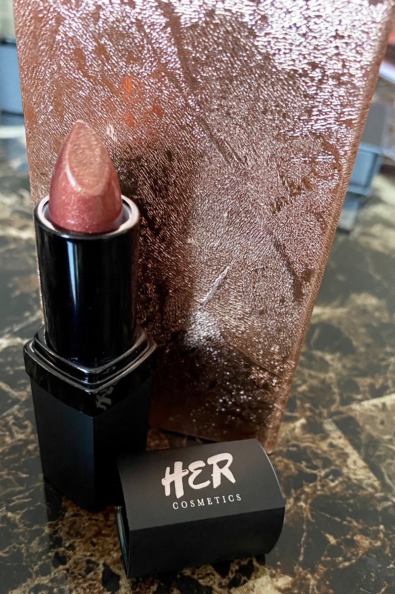 ItsHERcosmetics's tweet photo. Got me saying “EAUX”👀 #HERCOSMETICS #Makeup #lipstick #metalliclipstick #mua #nude #HHBS https://t.co/Pma2vZ1pNr