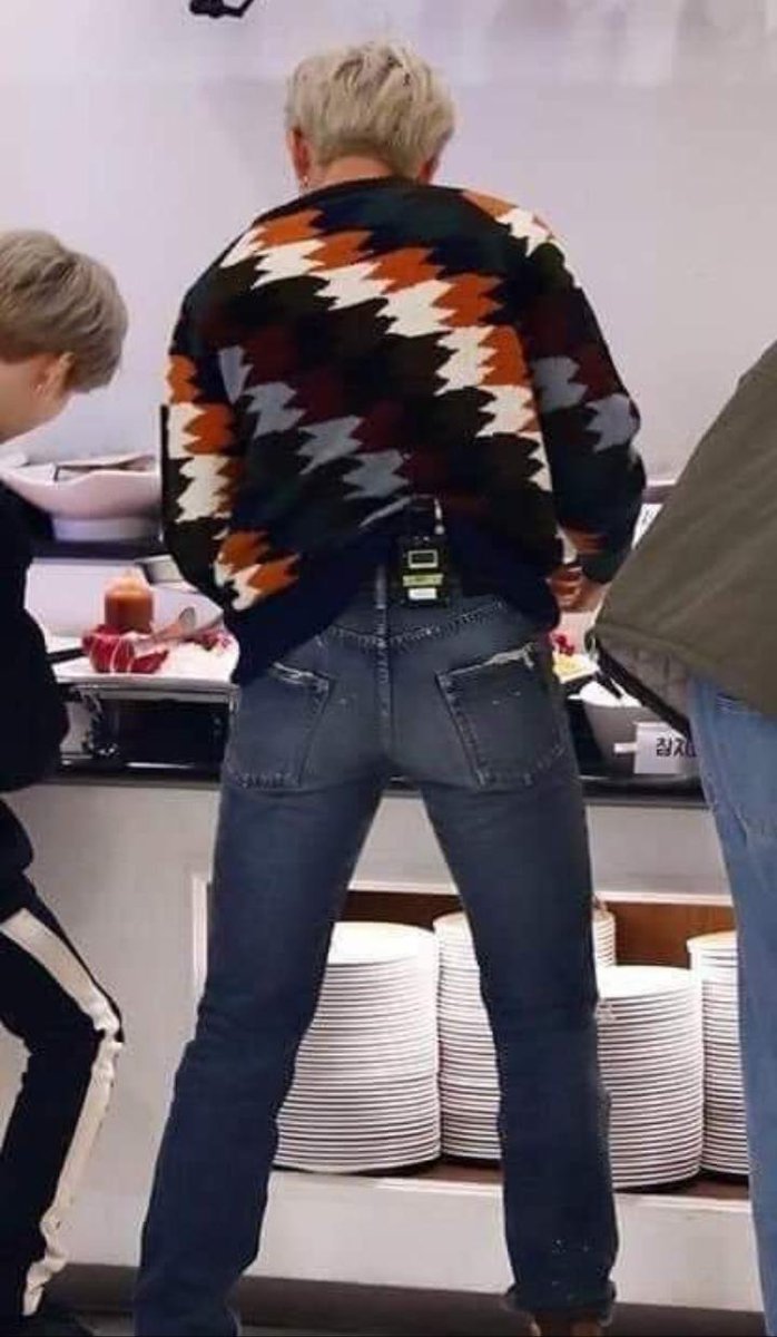 PrettibluBao's tweet photo. #RM #NAMJOON #BTS #BTSxAZ #BTSARMY @BTS_twt #otd I love this outfit. I call it #buffetpants Its my favorite #RunBTS https://t.co/3IffoIUafy