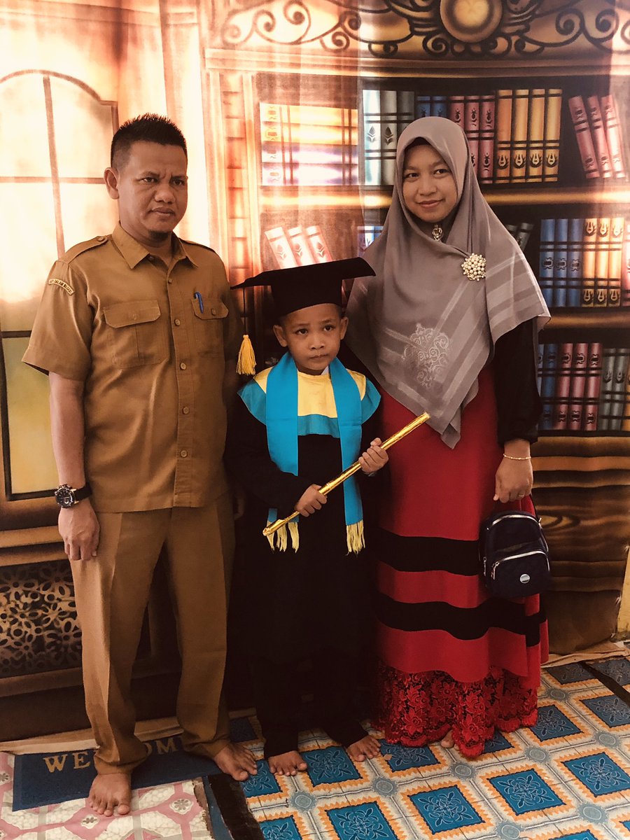 adyfirmansyah81's tweet photo. Selamat Wisuda Abang Habibi
Ayah Bunda harap impianmu membawamu ke sudut senyummu, ke harapan tertinggimu, ke jendela peluangmu, dan ke tempat paling istimewa yang pernah diketahui hatimu. 
Selamat atas kelulusan Ananda, semoga Ananda beruntung untuk awal yang baru dalam hidup. https://t.co/pj51kO1Aar