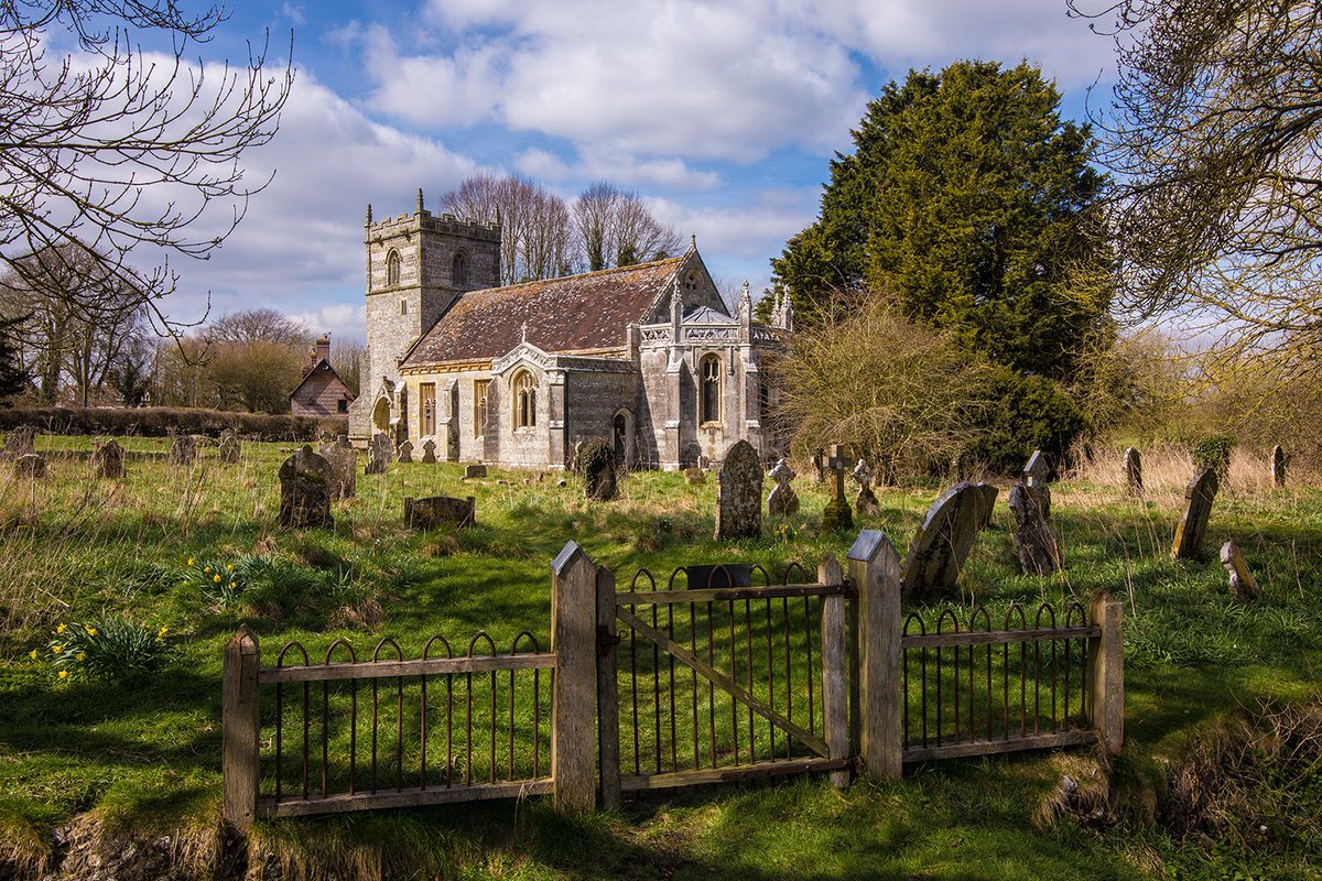 Long Crichel is a small and rather sleepy village in the Cranborne Chase. Shockwaves must have rippled through its country lanes in 1945, when a group of artists, critics, authors and gay rights activists moved in to the Long Crichel House… right next to the church. #thread