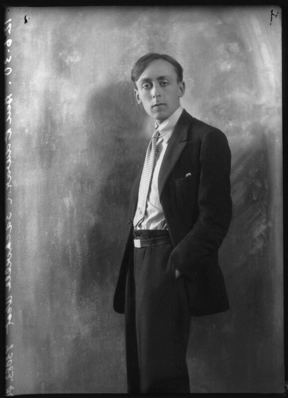 The new owners of Long Crichel House had a wide circle of creative and influential friends who would meet here. The house – and village - became a retreat for like-minded people, including writers, composers, poets, artists and actors.3/7: Eddy Sackville-West,  @NPGLondon