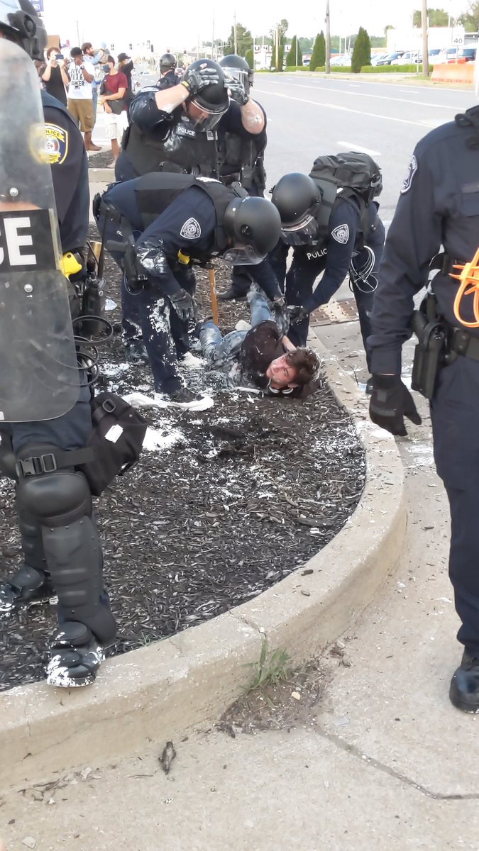 search4swag's tweet photo. #FlorissantProtest
2 arrest made https://t.co/NdXniNIZ8f