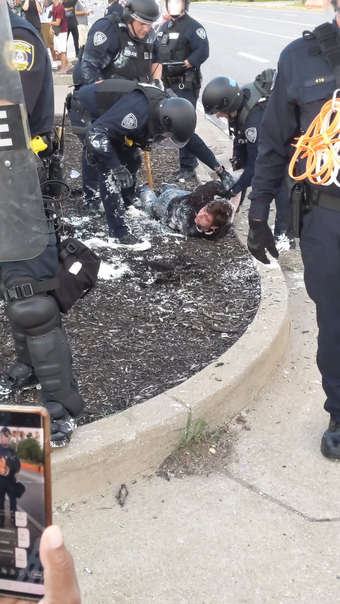 search4swag's tweet photo. #FlorissantProtest
2 arrest made https://t.co/NdXniNIZ8f