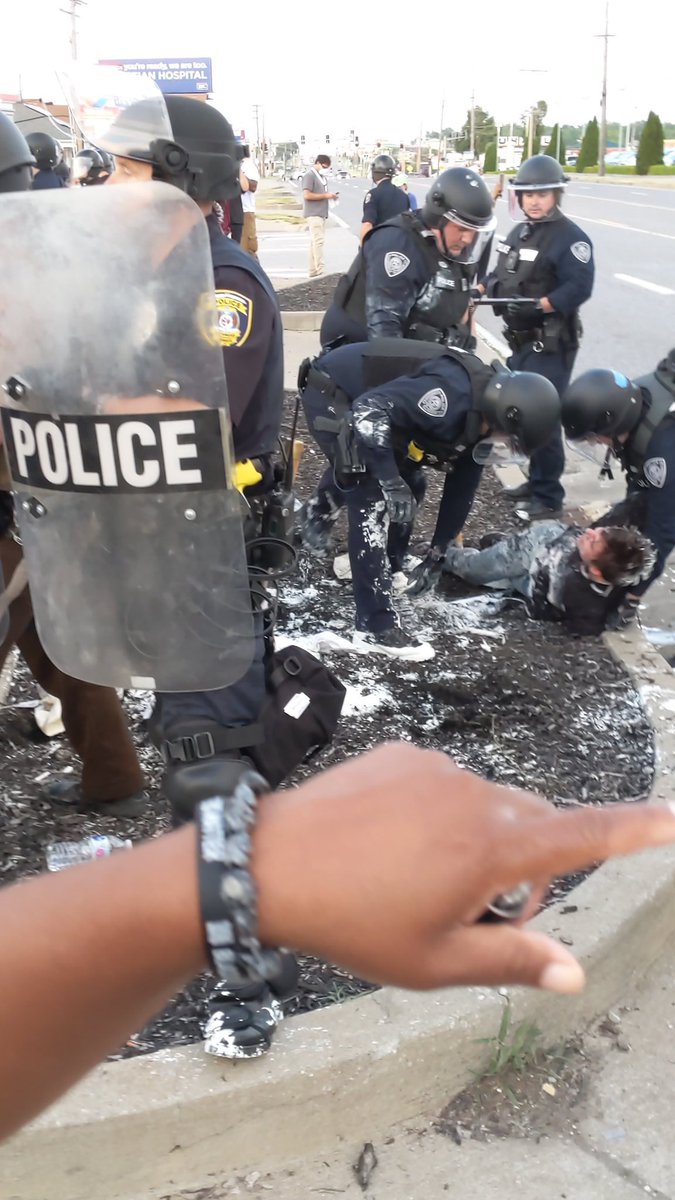 search4swag's tweet photo. #FlorissantProtest
Protester getting arrested laying in the mulch covered in paint
#CenterLaneWars https://t.co/vwDM4AbVC2