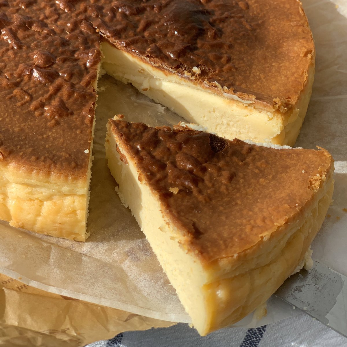 แฟนไม่ชอบกินขนมแต่บอกว่า Basque Cheesecake (ชีสเค้กสเปน) นี่อร่อยที่สุดในบรรดาขนมชีสเค้กเลย เจนกินเจนก็ว่าอร่อยมากก เพราะว่ามันแบบชีสจริงจังง คนรักชีสต้องชอบที่ได้กินรสชีสเต็มๆ ไม่ต้องปนกับรสครีมหรือแคร็กเกอร์อะไรใดๆ แล้วเนื้อมันสมูธ&amp;ริชมากกก แนะนำของร้าน ig : chobwhan.bkk อร่อยย