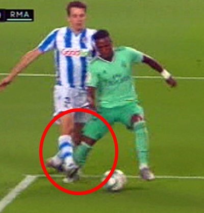 MadridSports_'s tweet photo. Para acabar con las dudas. 

1️⃣ Es penalti a Vinicius. 

2️⃣ El atacante obstruye en la visión de Courtois: fuera de juego. 

3️⃣ Benzema toca el balón con el hombro y eso es legal. 

Y el que no lo entienda, a rabiar. https://t.co/8am0XuZVIP