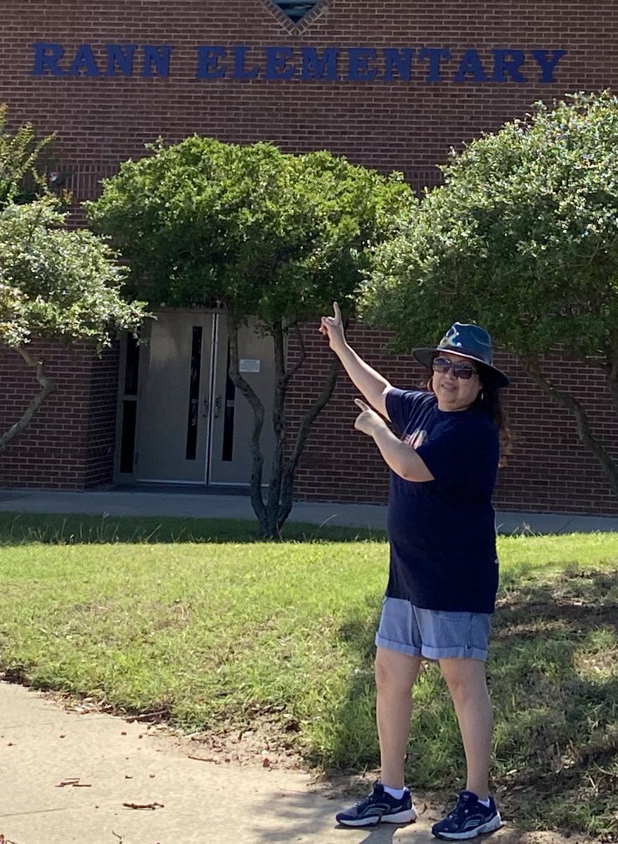DISDRann's tweet photo. Getting to know staff and teachers! Love coming back home #decatureagles #givingback #Elementary https://t.co/PGB0ch7DT0