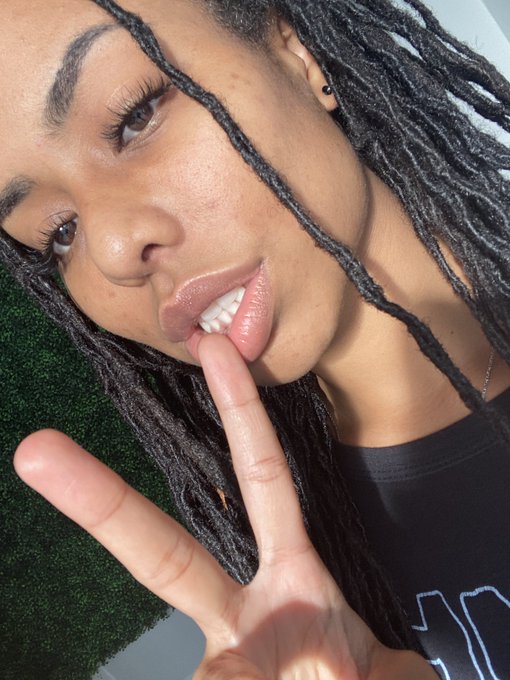 1 pic. I took a bunch of pictures of my ass right after I took these selfies https://t.co/edZAnL3wyy<a href="/tag/mvsales"class="tags"><span>#mvsales</span></a>