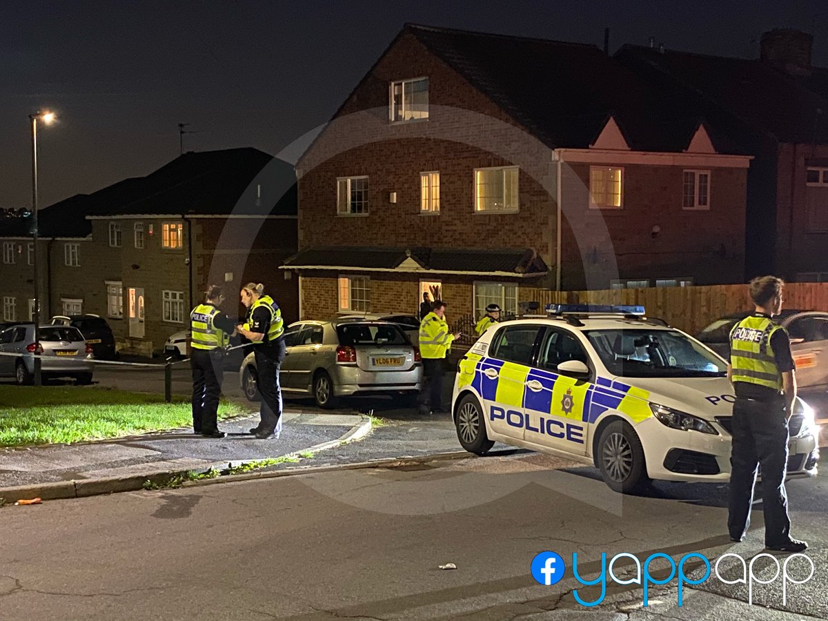 YappAppLtd's tweet image. 🚨BREAKING NEWS
HUGE emergency response in #Kirkless after TWO serious incidents occur, within a matter of minutes from each other, amid reports of multiple stabbings on the residential streets of Kirklees. 
bit.ly/3hNbLXN