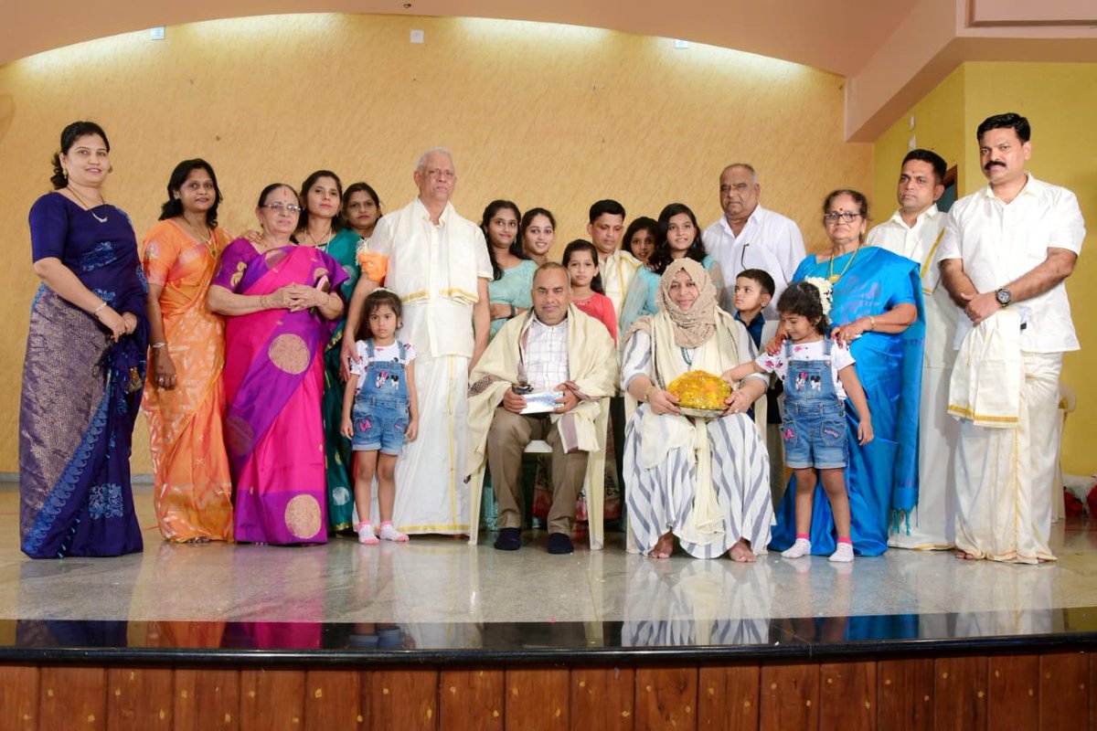 ZiyaPatel_'s tweet photo. 25 ವರ್ಷಗಳ ಹಿಂದೆ ಮಾಡಿದ ಮಾನವೀಯ ನೆರವಿಗಾಗಿ ಮುಸ್ಲಿಮ್ ದಂಪತಿಯನ್ನು ಸನ್ಮಾನಿಸಿದ‌ ಹಿಂದೂ ಕುಟುಂಬ.

ಕೋವಿಡ್ ವಿಷಮ ಪರಿಸ್ಥಿತಿಯಲ್ಲೂ ಕೋಮುವಾದಿ ಶಕ್ತಿಗಳು ಇಸ್ಲಾಮೋಫೋಬಿಯಾವನ್ನು ಹರಡಿ ದ್ವೇಷ ರಾಜಕಾರಣ‌ ನಡೆಸುತ್ತಿರುವಾಗ, ಅವಿಭಜಿತ ದ.ಕ.ಜಿಲ್ಲೆಯಲ್ಲಿ ನಡೆದ ಈ ಘಟನೆಯು ಶುಭ ನಿರೀಕ್ಷೆಯನ್ನು ಮೂಡಿಸುತ್ತಿದೆ.

#Humanityaliveinindia https://t.co/zHbBAxvrFC
