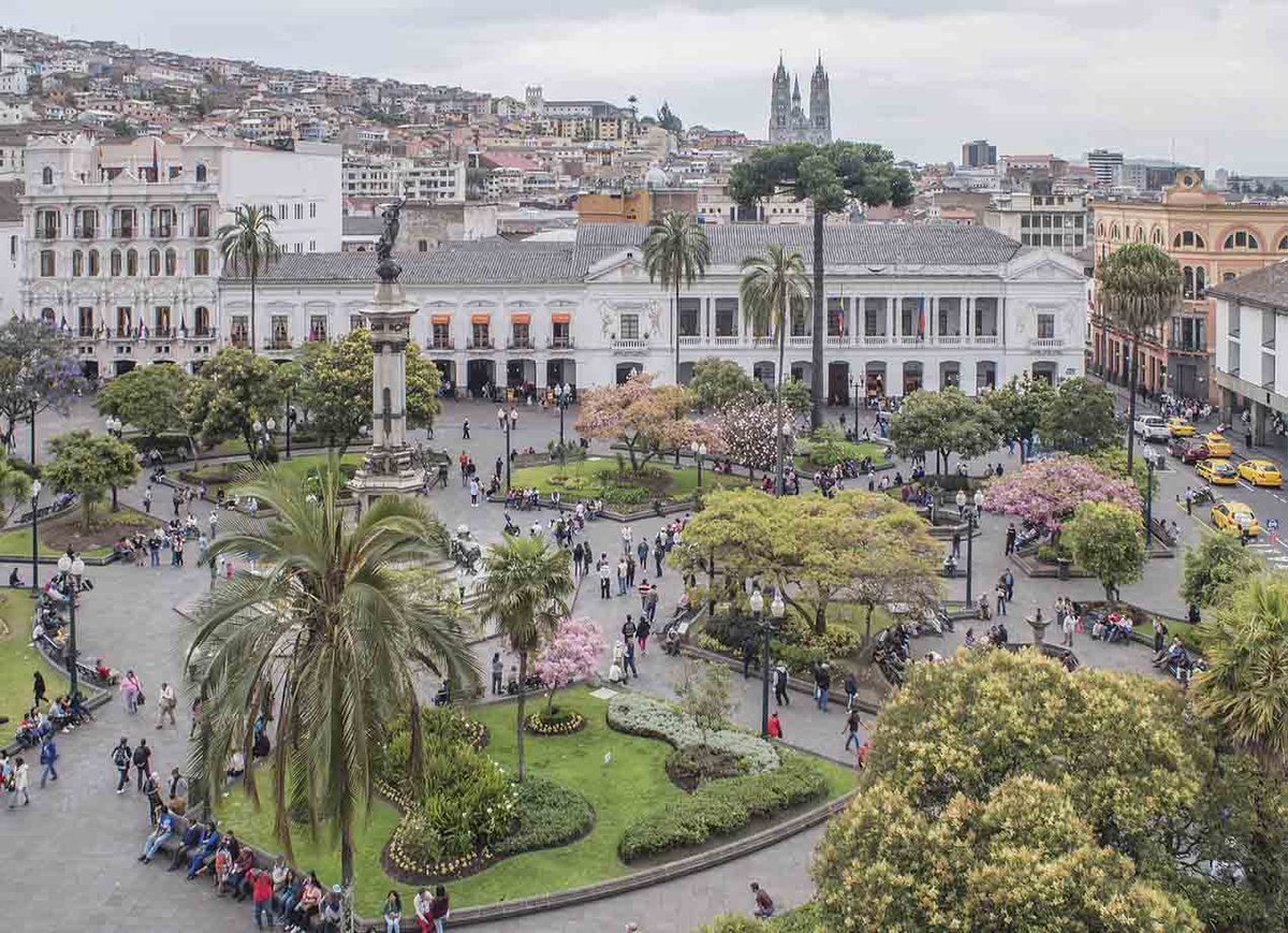 DavidJarrin12's tweet photo. #RepensandoMatbuilding un claro ejemplo se da en la plaza de la independencia, en la cual se genera diversas actividades, puntos de encuentro, culturales o comerciales. Cabe recalcar que este vacios es un punto vivo y dinamizador muy importante de Quito https://t.co/PivU27GpwE