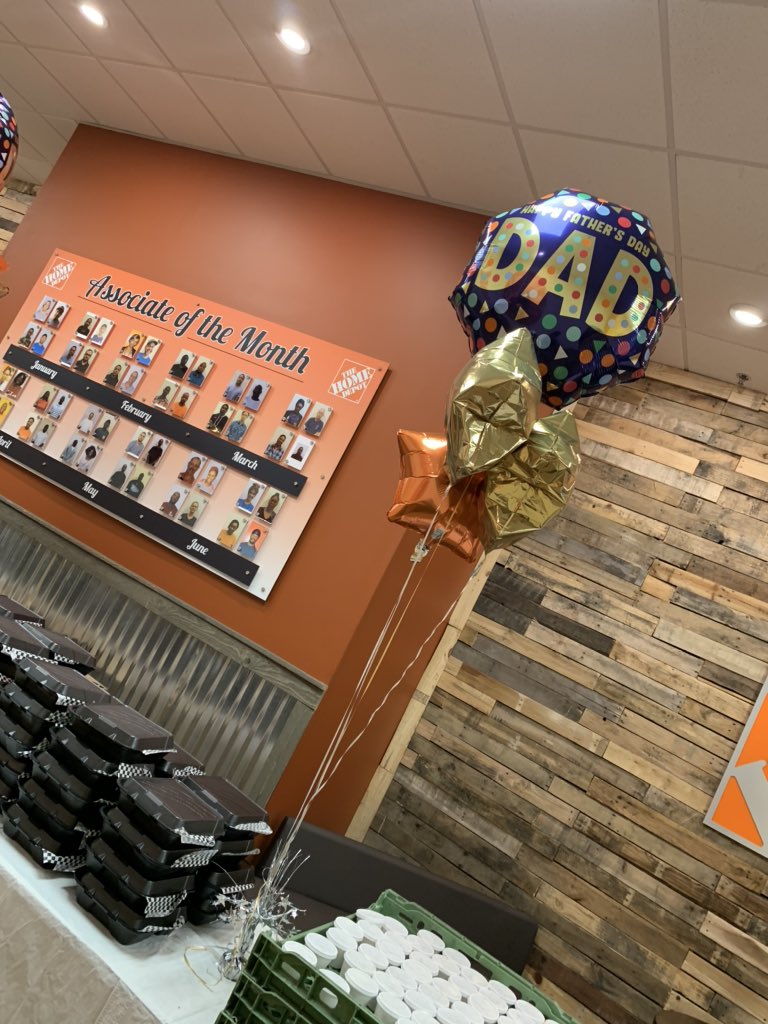 SHolsendolph's tweet photo. Our key 4 Father’s about to enjoy a good ol fashion Sunday meal😋 #HappyFathersDay  #Key4vibes @Hailey_D5085 @HomeDepot5085 @JacobiBrown7 @OttoJohnson3 @adam011977 @YolandaJ_THD @JohnWil5085 https://t.co/urtWlLFQg6