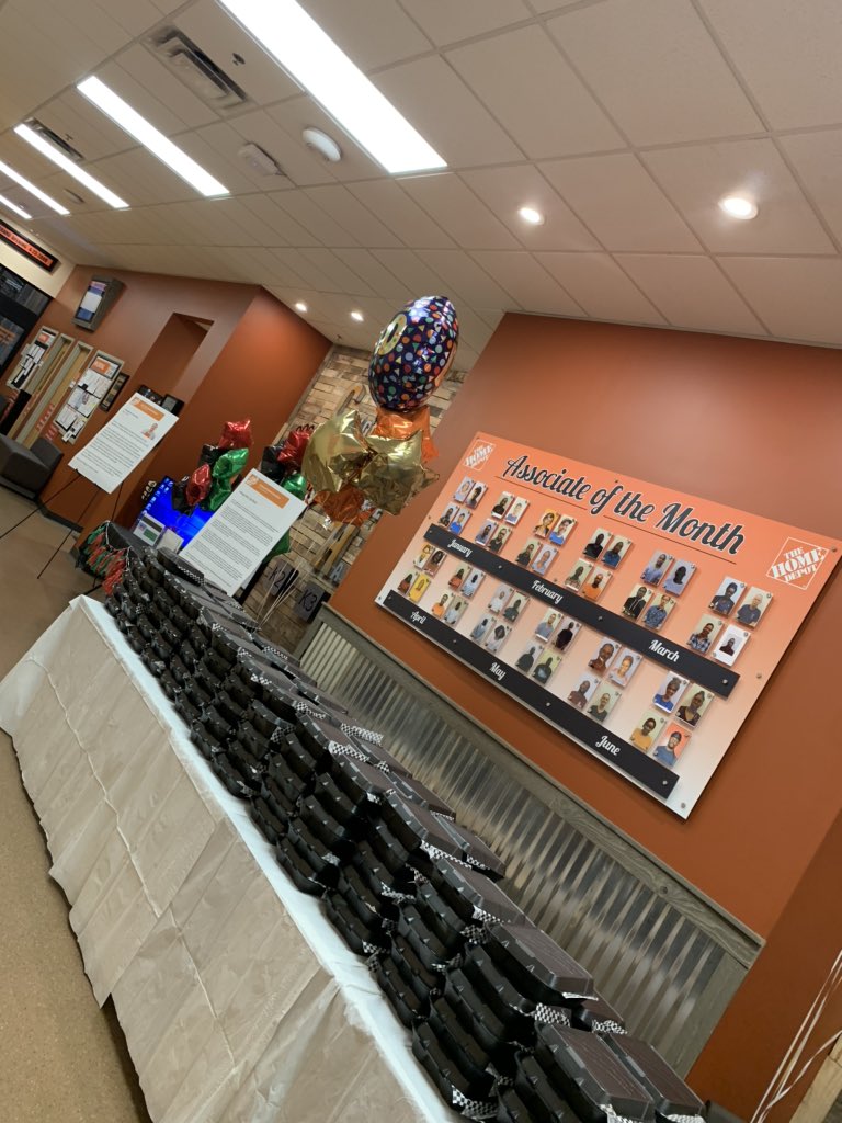 SHolsendolph's tweet photo. Our key 4 Father’s about to enjoy a good ol fashion Sunday meal😋 #HappyFathersDay  #Key4vibes @Hailey_D5085 @HomeDepot5085 @JacobiBrown7 @OttoJohnson3 @adam011977 @YolandaJ_THD @JohnWil5085 https://t.co/urtWlLFQg6