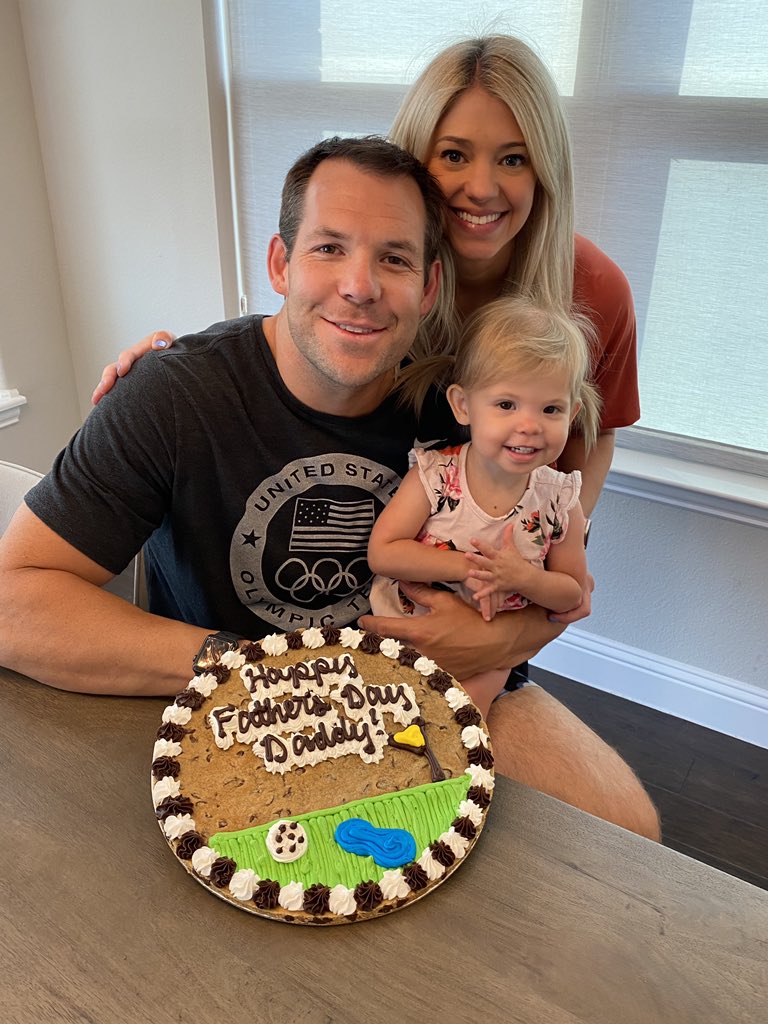 JohnnyQuinnUSA's tweet image. Finishing Father’s Day with my three favorite things:⁣
⁣
My wife, my baby and a cookie cake!⁣
⁣
And... my new gym toy from @RogueFitness. #Lsits