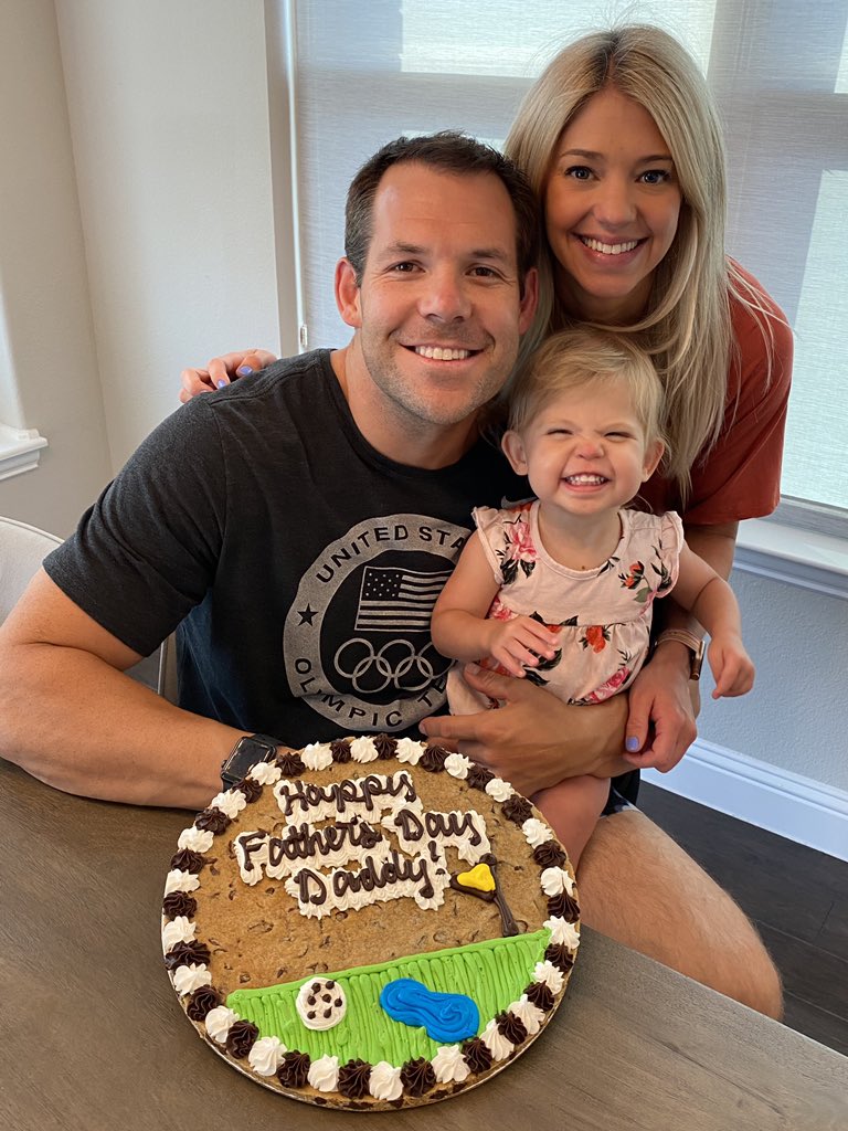 JohnnyQuinnUSA's tweet image. Finishing Father’s Day with my three favorite things:⁣
⁣
My wife, my baby and a cookie cake!⁣
⁣
And... my new gym toy from @RogueFitness. #Lsits