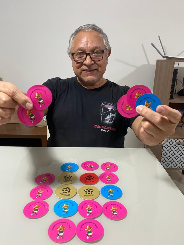 Erick_pow's tweet photo. Meu pai quando tinha 11 anos pegou os confetes durante os jogos na copa de 70 no mexico. Ele guarda esses confetes há 50 anos! #Copade70 #pele #Fantastico https://t.co/aQkn1hWrPe