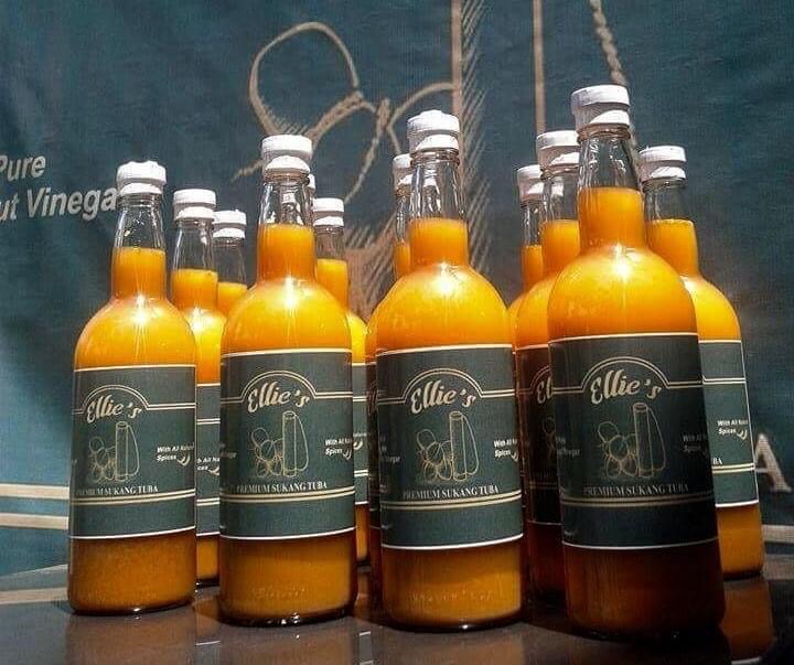 lokalidadmag's tweet photo. #OneSmallBusinessAtATime 
Ellie’s Premium Sukang Tuba is a local sukang tuba brands produced in the traditional way of making cocovinegar done by farmers in Calinan. 
So if you ran out of suka for lunch, you might just ditch the usual and explore something exciting. https://t.co/CTBmo1r5vO