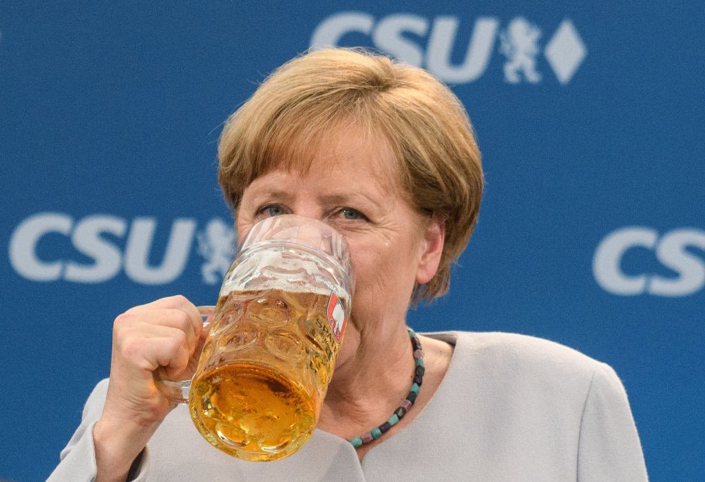 BlueLanternUSA's tweet photo. @hwinkler4real @SusanG46480508 Unlike @realDonaldTrump, some world leaders have no problem drinking with one hand. https://t.co/GsxZpAT9AT