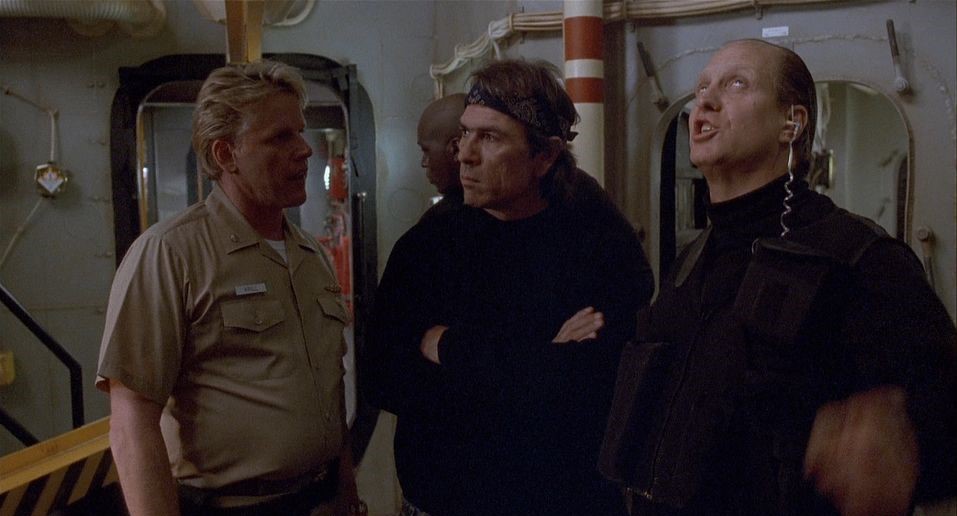 В осаде 2 темная территория. Осада. Кейси райбек в осаде. Нико 5 в осаде. Миссури в осаде.