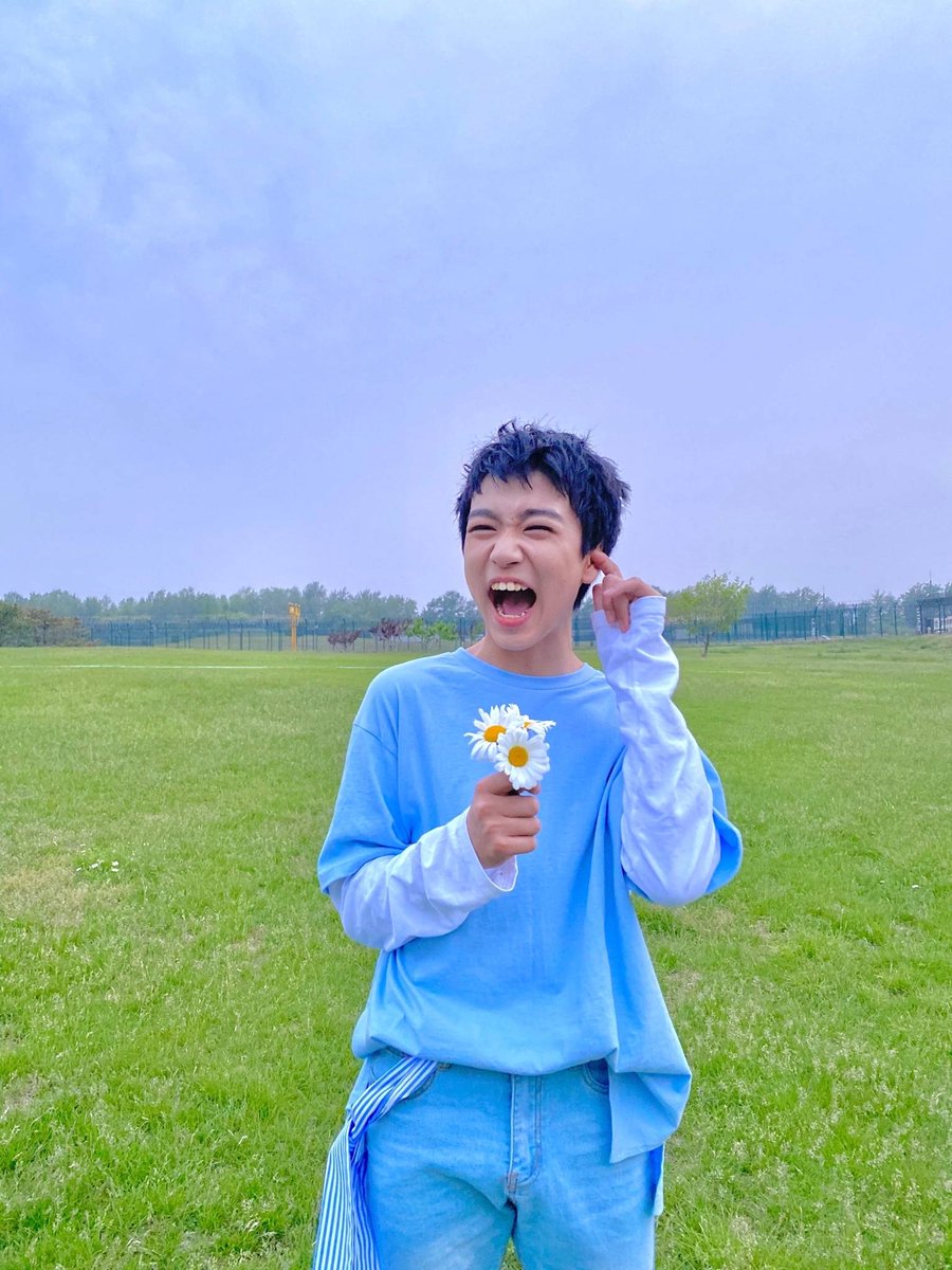 BoyStory_Arg's tweet photo. 200620 |• WEIBO •| #BOYSTORY #MINGRUI

BOSS, quién crees que es más bonito, las flores o yo?  😁

(Comentario en su post - 3er foto)

pt2

#BOYSTORY 
#B2WORLD
#SHOWTHEWORLD
#JYP #NCC
@BOYSTORY_WORLD

Ing. Boystoryglobal
BOY STORY ARGENTINA https://t.co/J1o0fDnS0y