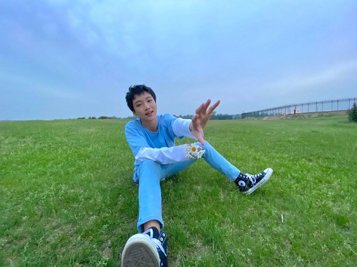 BoyStory_Arg's tweet photo. 200620 |• WEIBO •| #BOYSTORY #MINGRUI

BOSS, quién crees que es más bonito, las flores o yo?  😁

(Comentario en su post - 3er foto)

pt2

#BOYSTORY 
#B2WORLD
#SHOWTHEWORLD
#JYP #NCC
@BOYSTORY_WORLD

Ing. Boystoryglobal
BOY STORY ARGENTINA https://t.co/J1o0fDnS0y