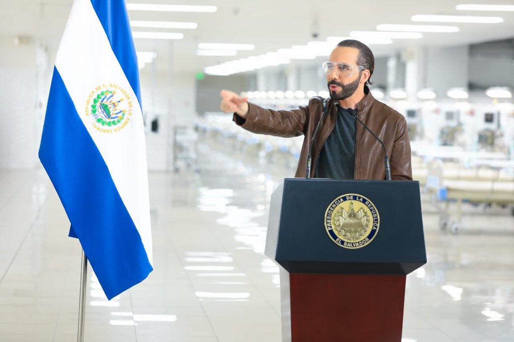 PresidenciaSV's tweet photo. “Ya tenemos un lugar nuevo donde vamos a construir un nuevo Centro de Convenciones moderno, mucho mejor del que había antes. Aquí hoy se convierte y seguirá siendo en el hospital más moderno de Latinoamérica”, Presidente @nayibbukele. https://t.co/w30UPdX0zA