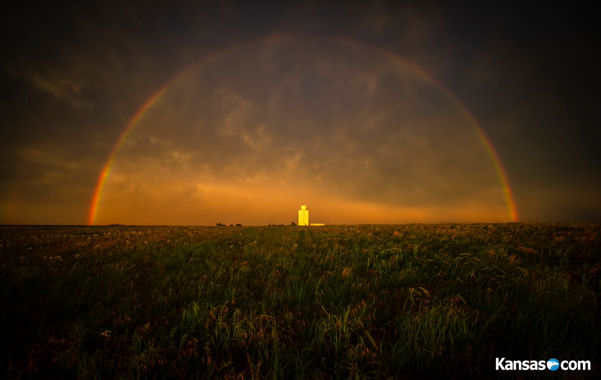 travisheying's tweet image. Sunset rainbow. Near Haviland, Kansas. #kswx