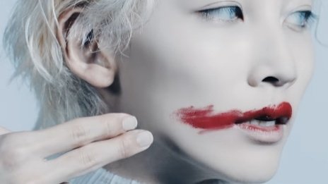 WZSHUA's tweet photo. We're now saying goodbye to jeonghan's lipstick swatch and blue eyes in fear ear https://t.co/YV0B8BHTjQ
