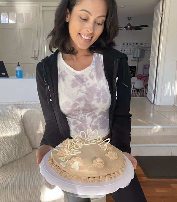 Chocolate cake with whipped cocoa frosting and white chocolate hearts 🤍 https://t.co/KaBqxscu5Z