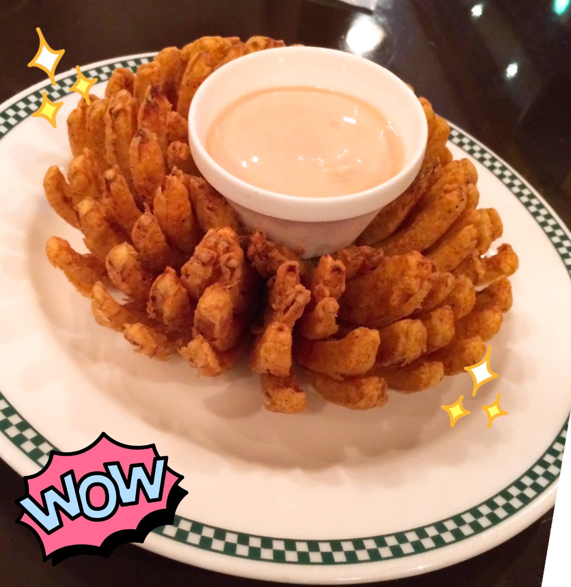 エルモっち Usjへgo オニオンブロッサム食べたことある Usjのフィネガンズ バー グリルで食べられる名物メニュー 玉ねぎが丸ごと揚げられていてサクサク美味しい 1人では難易度高めなので みんなでシェアがオススメです 今ならこんな