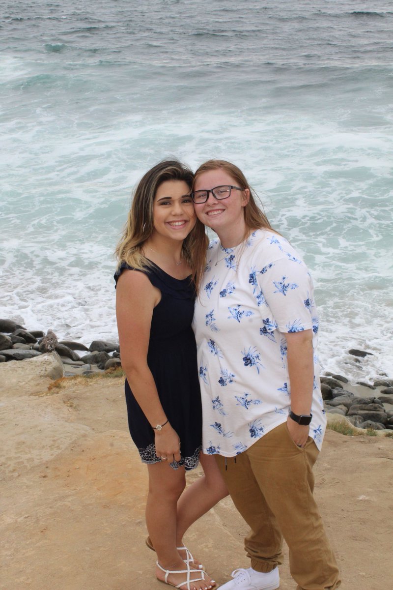 haylsnah's tweet photo. I’m this high on loving you 🤟🏼❤️ https://t.co/nviIypRuJj