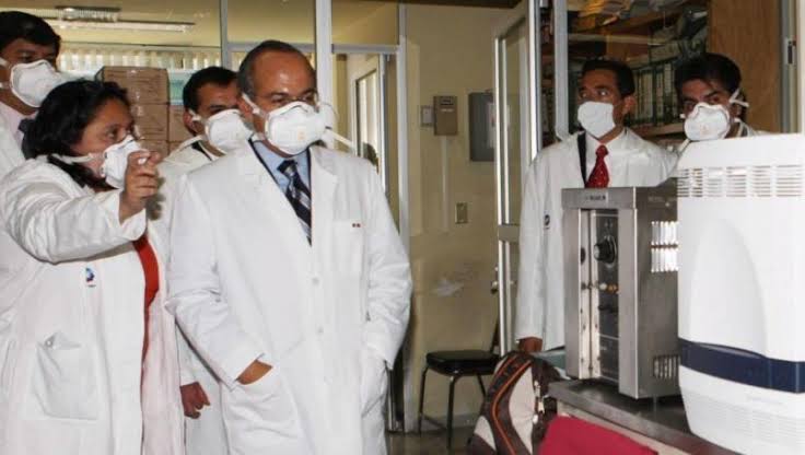 Katsuragui's tweet photo. La encontré!! ...
 otra "simulación de Fecal"ordenó,sí, su bata grabada y todo y traía un estetoscopio colgando del cuello y ahí andaba,  presumiendo como si fuera realmente doctor en el hospital..🙄
Che ridículo! No había material para trabajar,pero él, haciendo sus montajes. https://t.co/jf6w7Opvi6