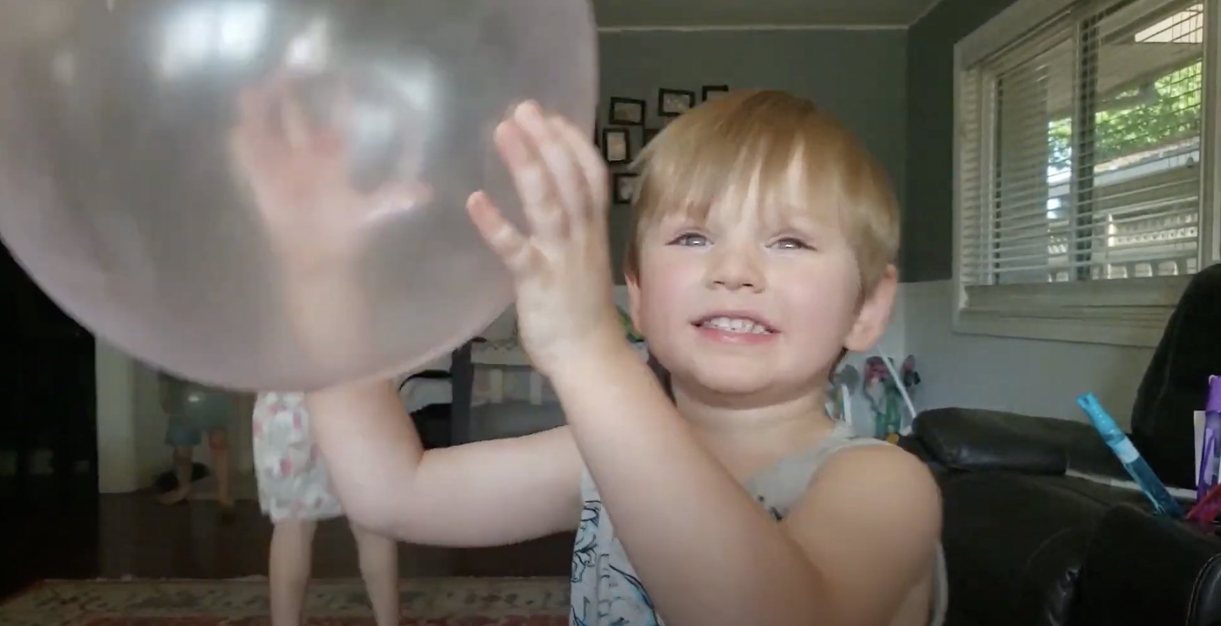 تويتر Super Wubble على تويتر Four Wacky Kids Are Ecstatic Over Their New Tinywubble Balls You Can Feel The Happiness In This 2 Minute Video Https T Co Vsgf63bejr Wubble Bubble Ball Toys Games