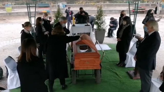 [Video] "Sebastián lo quiere abrir": Acusan al Presidente y su familia de incumplir protocolo en funeral de su tío Bernardino #CooperativaEnCasa tinyurl.com/y8zj5eze