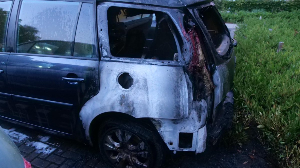 Politie start onderzoek na autobrand in Heerhugowaard..