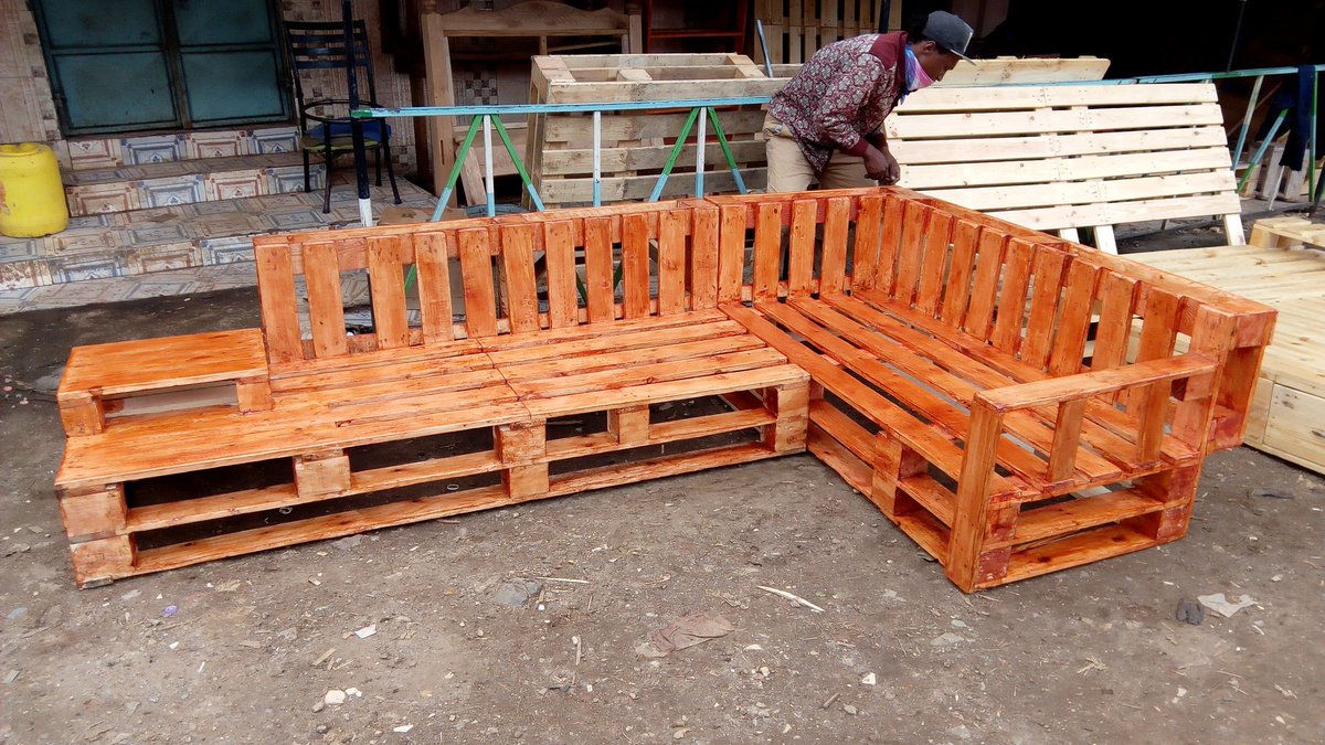 Pallet furniture thread.. Kindly retweet, my client could be on your timeline