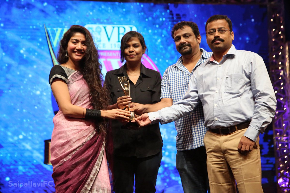 SaipallaviFC's tweet photo. For those who are asking for HD pics In DM, Here is the pics Of @Sai_Pallavi92 At #JFW awards Event❤

#SaiPallavi #LoveStory #Viraataparvam https://t.co/as3qwb0UpQ