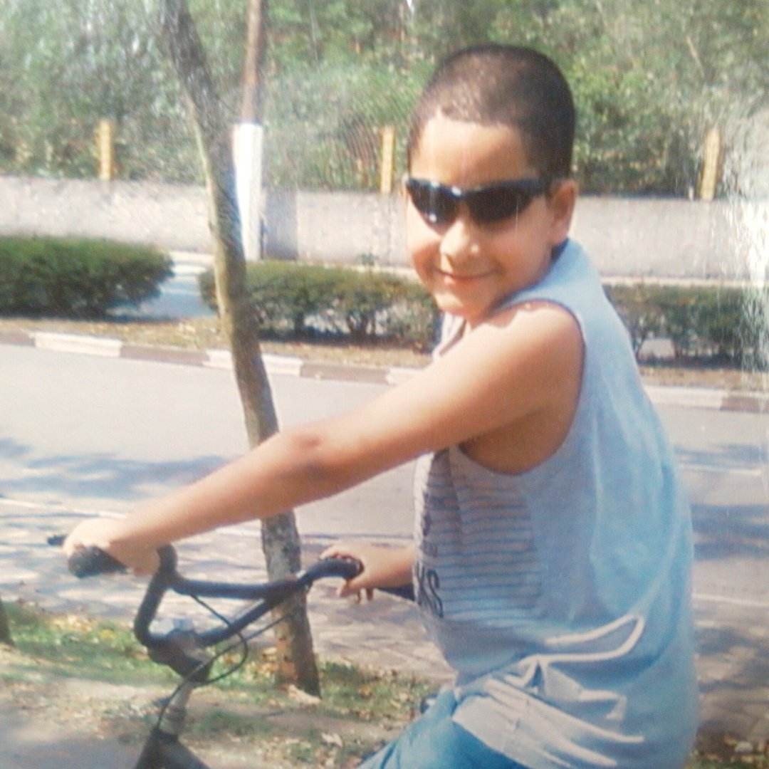 Como minha mãe conseguia dizer que eu era lindo???
Obs:Foto tirada para um concurso de beleza kkkkkkkkkk