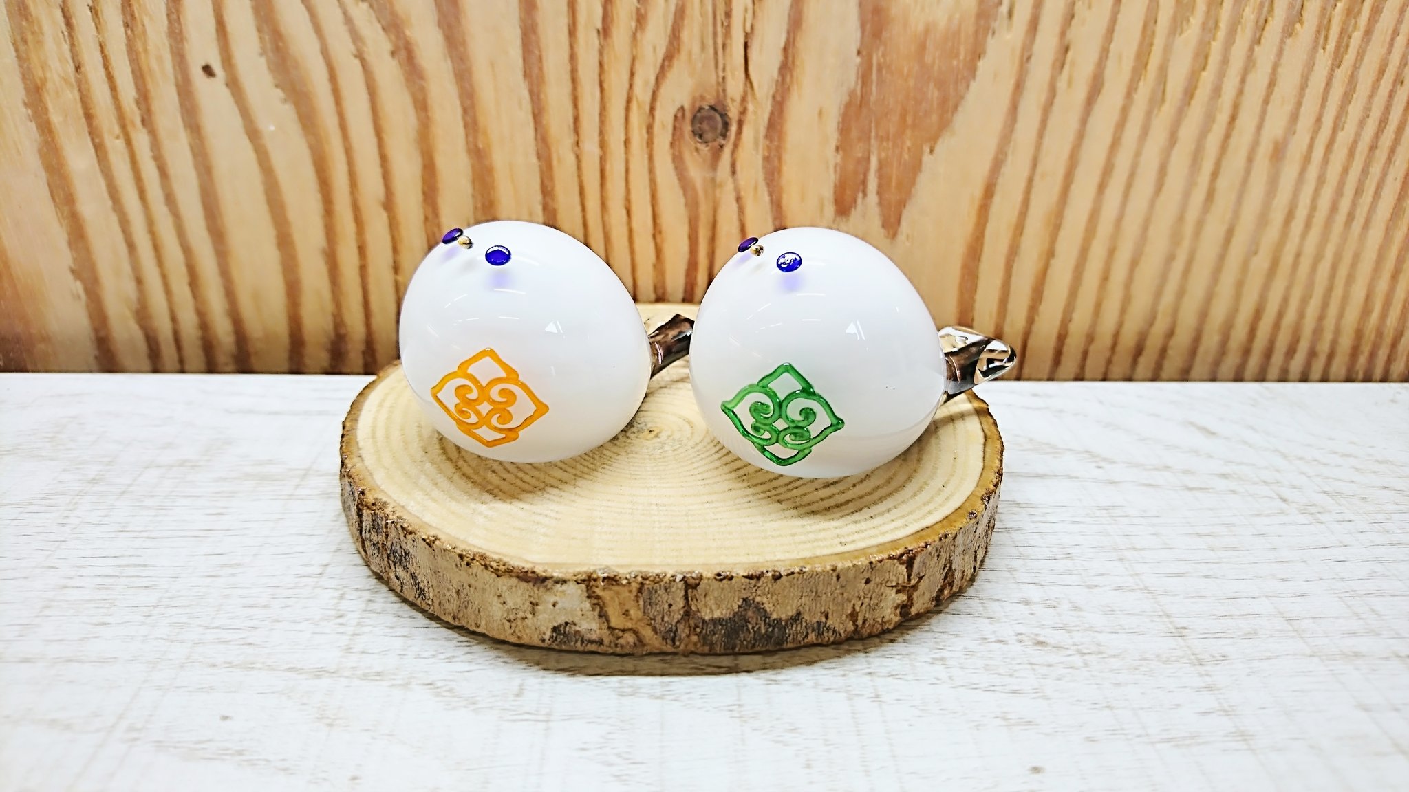 Glass Art N グラスアートエヌプラス シマエナガ出来ました 北海道でしか生息していないと言われるシマエナガとアイヌの魔除けの刺繍がコラボ 可愛いでしょ 他にも色々なシマエナガ居ますよー 北海道 小樽 シマエナガ シマエナガちゃん アイヌ