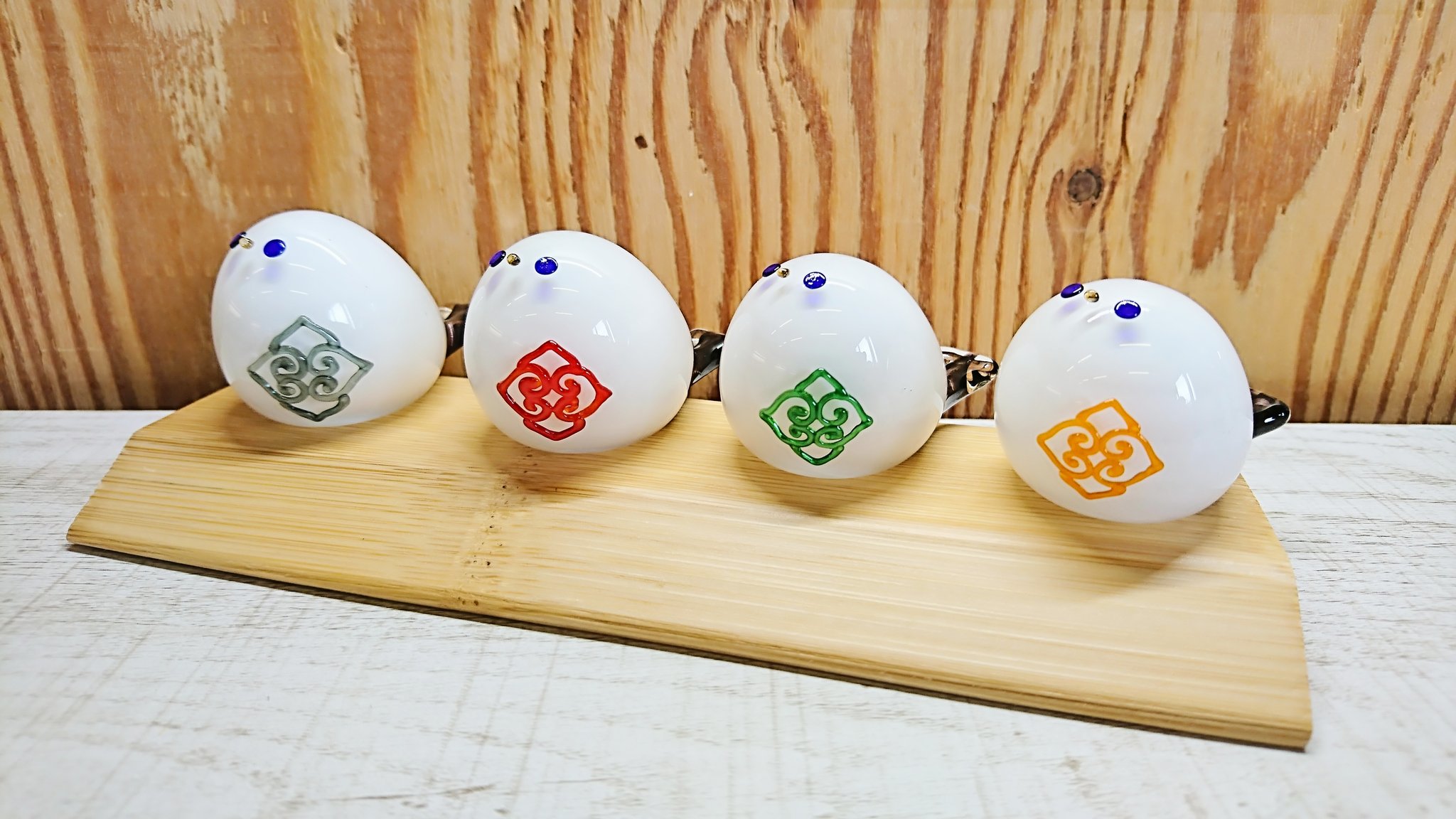 Glass Art N グラスアートエヌプラス シマエナガ出来ました 北海道でしか生息していないと言われるシマエナガとアイヌの魔除けの刺繍がコラボ 可愛いでしょ 他にも色々なシマエナガ居ますよー 北海道 小樽 シマエナガ シマエナガちゃん アイヌ