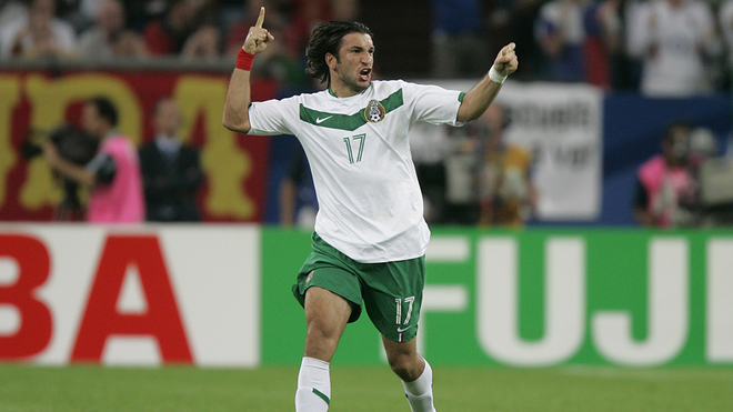 RodrigoGoyenec3's tweet photo. En el Mundial de Alemania 2006, @kikinfg anotó el gol de México en la derrota 1-2 a manos de Portugal a los 29 minutos del primer tiempo, en el Veltins Arena de Gelsenkirchen.
🇲🇽y 🇵🇹 clasificaron a Octavos de Final. https://t.co/fVsRSaUvJr