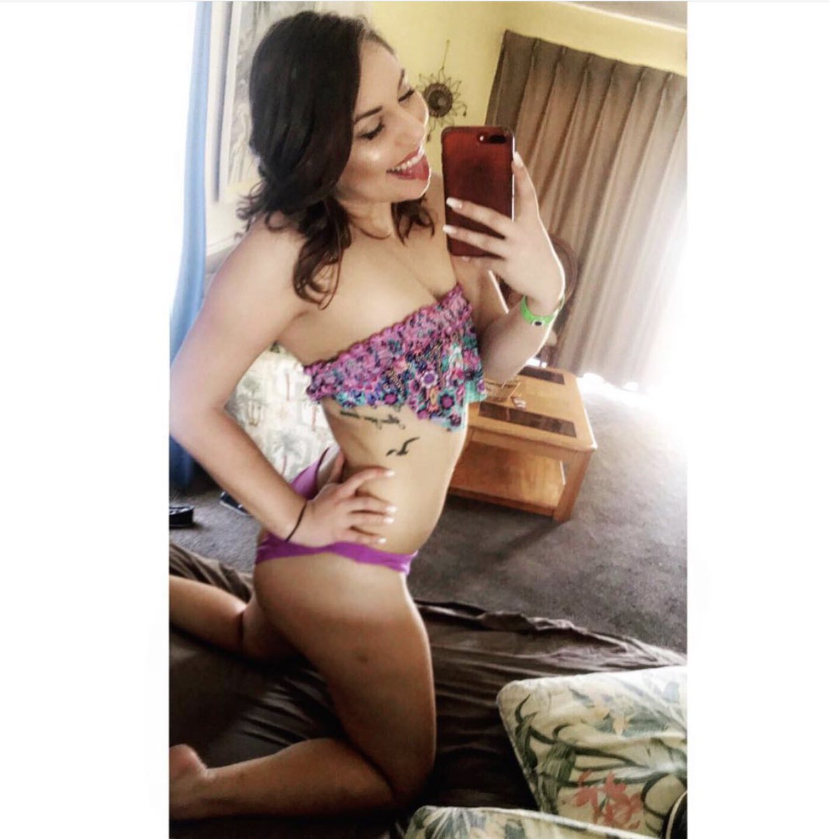 shannlovesowls's tweet photo. Left is before zach 140 / current 160 😅 #relationshipweight https://t.co/hvO6o5mspP