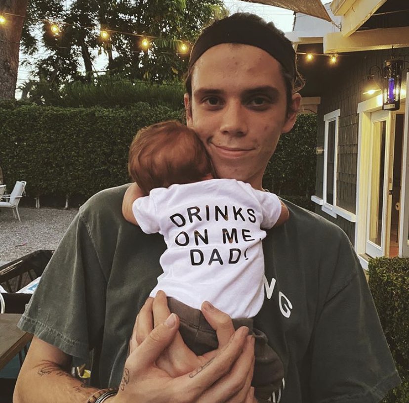 PRETTYMUCHNBR's tweet photo. LINDOS! Austin com Theo e Sushi no seu primeiro dia dos pais 😍 https://t.co/pyrh9aEfIg