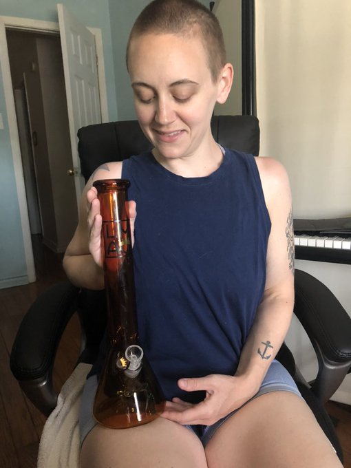 the #bong arrived! it&rsquo;s huge and awesome and the rips on stream tonight were also huge and awesome. https://t<a href="/tag/bong"class="tags">#bong</a>