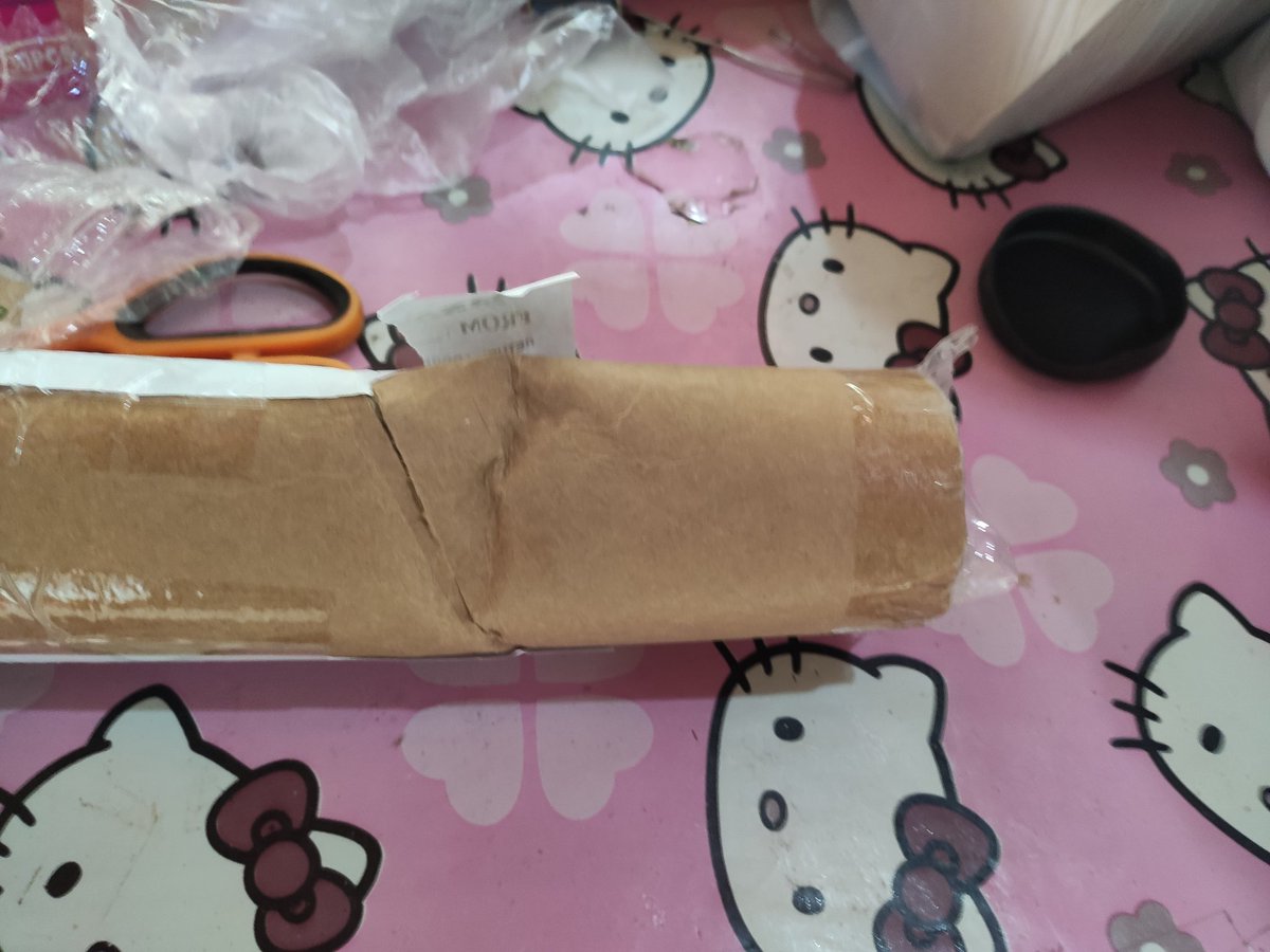 yoruyama's tweet photo. EXCUSE ME #JRS #JRSexpress !!!!! May #FRAGILE na nakasulat
.
And I complained about it, and your delivery man just flat out told me to tell the sender na next time "Let it be pack by a wood so that it will not get damage."
#MOTS7 #BTS
๐ ๐ก https://t.co/JYClY3vyGj