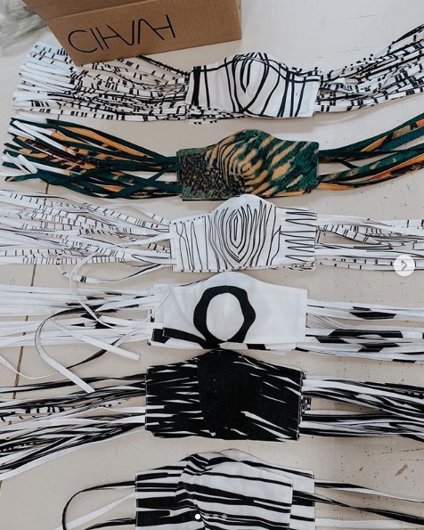 Regina Puma presenta <a href="/Cihuah/">CIHUAH</a>, la marca de Vanesa Guckel, arquitecta que lleva diez años con una marca que se aleja de las tendencias para crear propuestas sólidas y más recientemente experimentales y sostenibles. De lo mejor en términos de diseño, calidad y propuesta creativa.