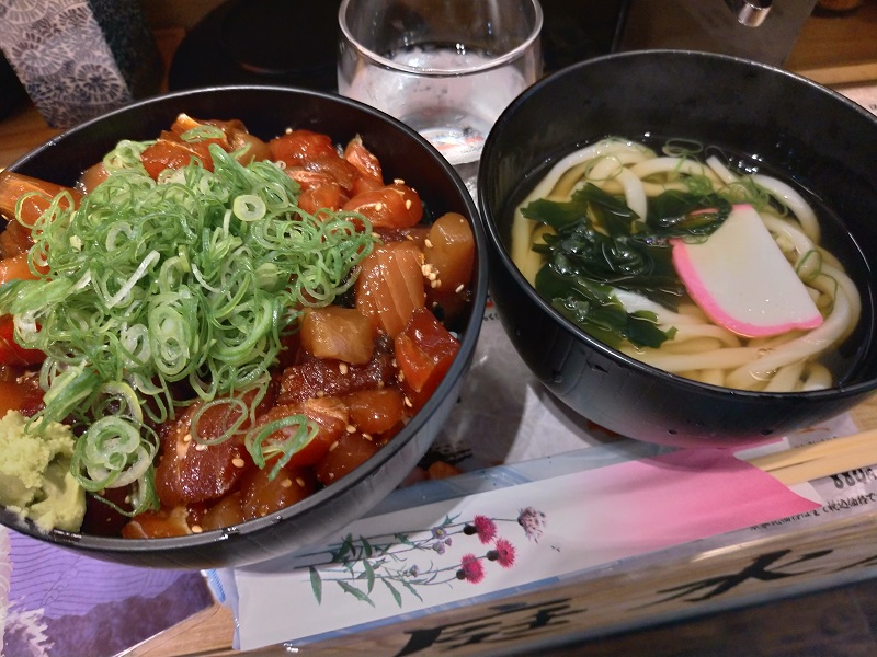 酒とコンパと時々グルメ 天六の立ち寿司 まぐろ一徹 でお昼ご飯 ランチメニューで漬けまぐろ丼と小うどんの500円のセットを食べてきました ワンコインランチですね 料金お安いですが 量も多く味も良かったです T Co 569p9pshwv 天神橋筋