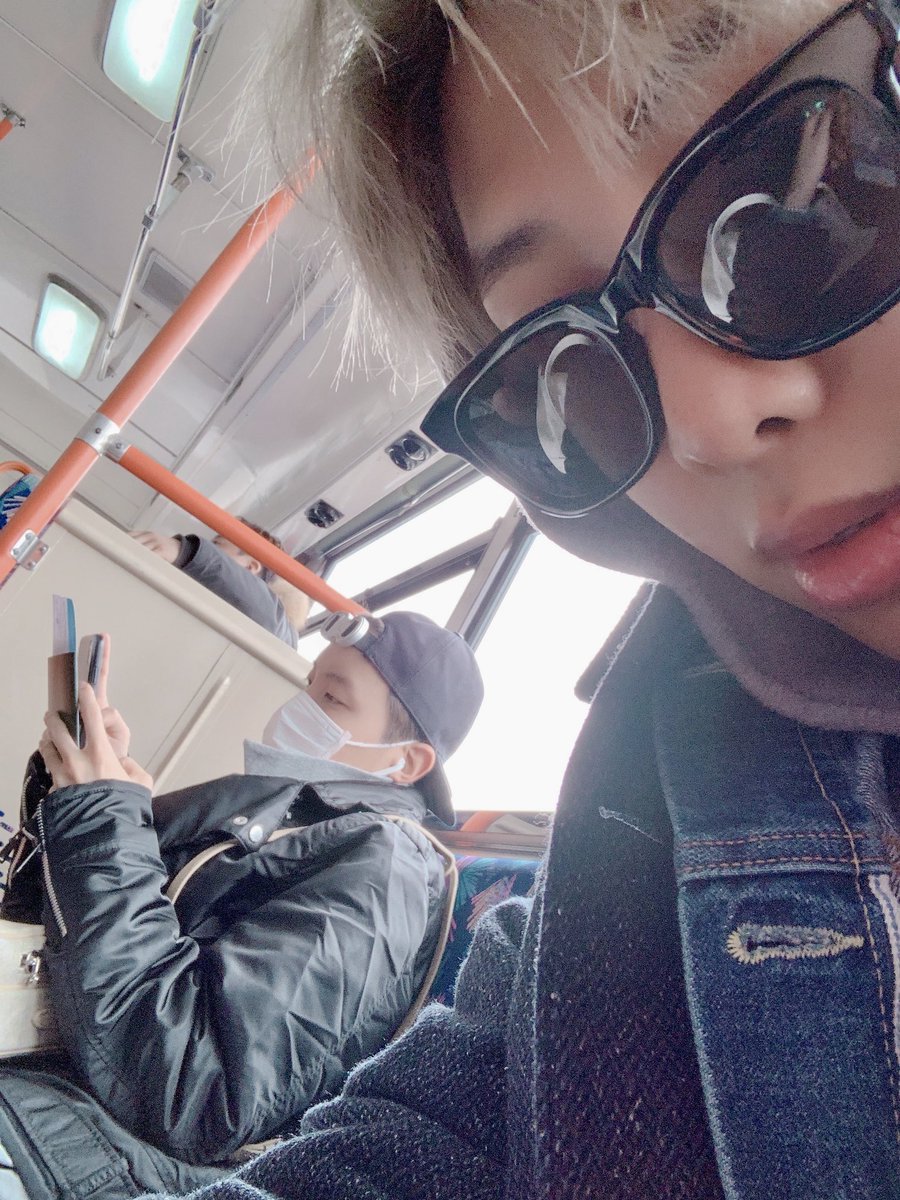 BTSR_613's tweet photo. 아마 남준이는 "같이 사진찍자"라고 말 못하는 사람... 같이 찍고 싶은데 뭔가 하고 있는 멤버들을 차마 방해하기는 미안하고 근데 같이는 찍고 싶어서 이런 앵글이 유독 많이 나오는 거 아닐까 싶곸ㅋㅋ https://t.co/iR1hEnUxiN