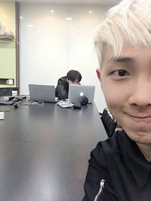 BTSR_613's tweet photo. 아마 남준이는 "같이 사진찍자"라고 말 못하는 사람... 같이 찍고 싶은데 뭔가 하고 있는 멤버들을 차마 방해하기는 미안하고 근데 같이는 찍고 싶어서 이런 앵글이 유독 많이 나오는 거 아닐까 싶곸ㅋㅋ https://t.co/iR1hEnUxiN